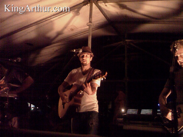 Jason Mraz playing guitar